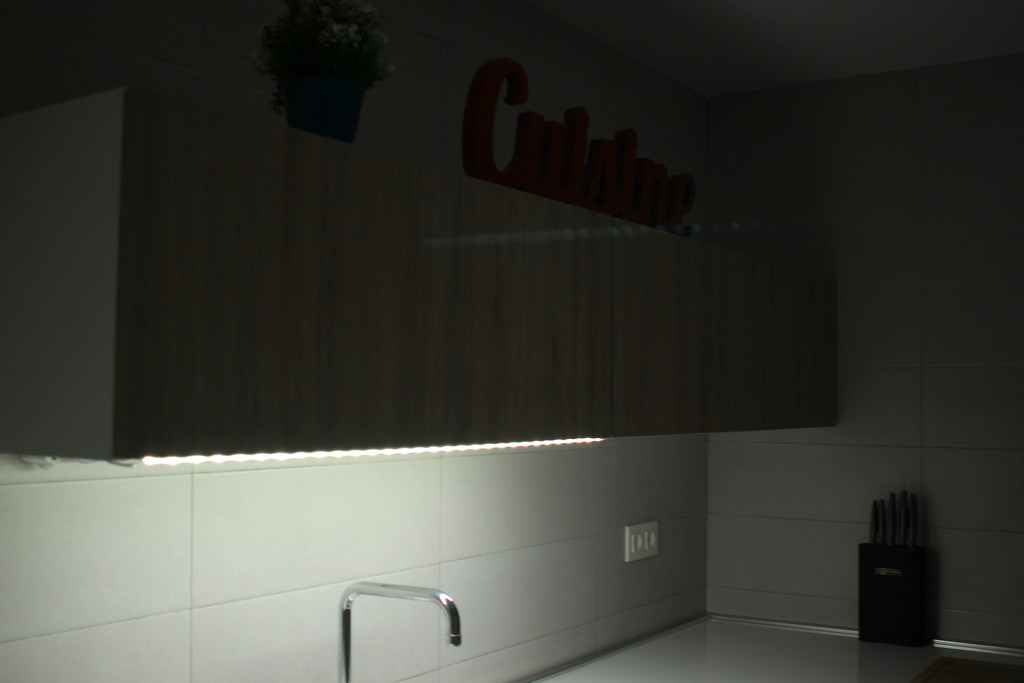 Así he añadido luces LED en algunas zonas del piso sin necesidad de usar cables o realizar complejas instalaciones 