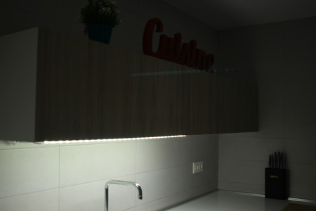 Así he añadido luces LED en algunas zonas del piso sin necesidad de usar cables o realizar complejas instalaciones