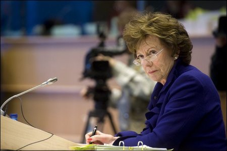 La comisaria Kroes explota: "los derechos de autor son Muros de Berlín"