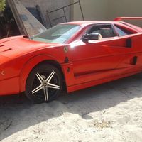 ¿Cuál es la relación entre un Ferrari F40 y un Nissan Sentra?  Esta réplica que está a la venta