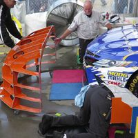 En la F1 todo depende de ordenadores y cacharritos. En la NASCAR siguen verificando los coches como en 1970: con plantillas, moldes y cadenas 