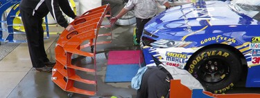 En la F1 todo depende de ordenadores y cacharritos. En la NASCAR siguen verificando los coches como en 1970: con plantillas, moldes y cadenas 
