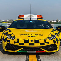 El Lamborghini que dejó los circuitos para llegar a las pistas de aterrizaje, un guía muy particular