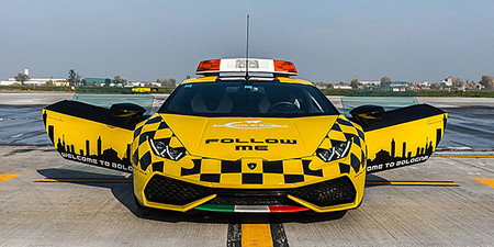 El Lamborghini que dejó los circuitos para llegar a las pistas de aterrizaje, un guía muy particular