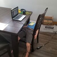 La foto de un niño aburrido durante sus clases online que nos muestra el gran reto de la educación virtual en tiempos de COVID