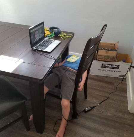 La foto de un niño aburrido durante sus clases online que nos muestra el gran reto de la educación virtual en tiempos de COVID