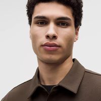 Ni en camisa, ni con chaqueta: la sobrecamisa es la prenda esencial que necesitas en primavera (y en noches de verano)