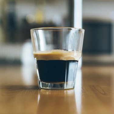Con espumador, molinillo y en oferta: así es la cafetera De'Longhi que prepara café nivel barista en segundos de forma automática 