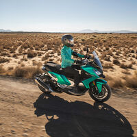 El Peugeot XP400 es otro scooter-trail: 36 CV y suspensiones largas para tirarse a la aventura sin cambiar de marchas