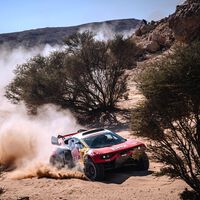 ¡Sébastien Loeb, al ataque! Recorta mucho a Carlos Sainz, que encima se queda sin escudero en el Dakar