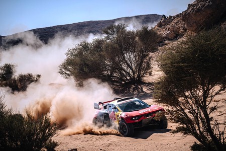 ¡Sébastien Loeb, al ataque! Recorta mucho a Carlos Sainz, que encima se queda sin escudero en el Dakar