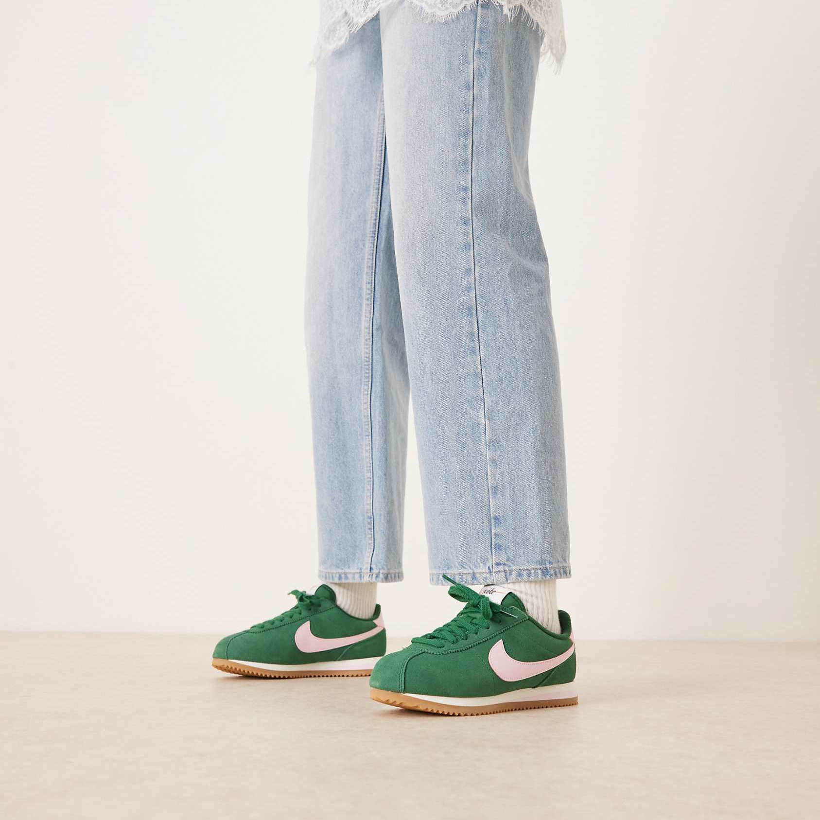 Zapatillas de deporte verdes y rosa espuma de ante Cortez de Nike

