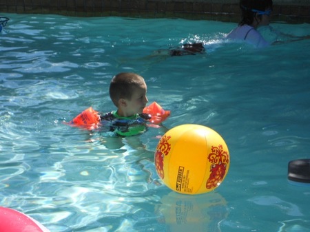 Piscinas con niños: beneficios y consejos de seguridad para disfrutar del verano en ellas