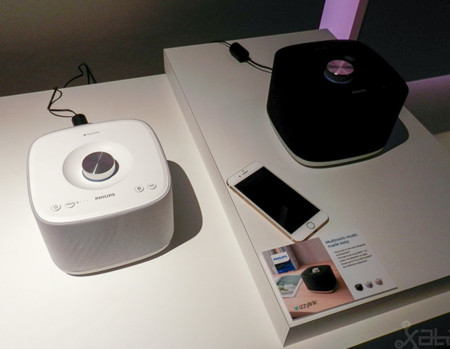 Philips Izzy BM5, altavoces inalámbricos en pequeño formato y conectables 'en cadena'