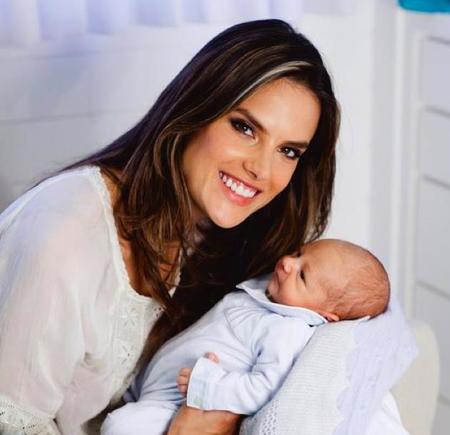 ¡Alssandra Ambrosio, cómo presumes de hijos!