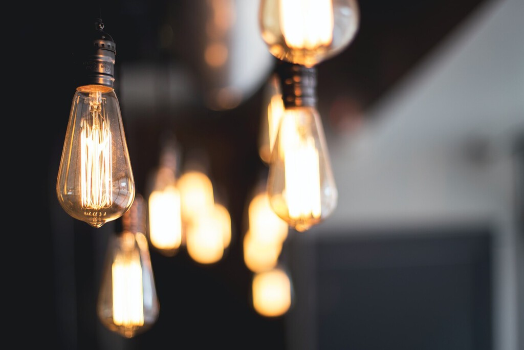 Cómo ahorrar en la factura de la luz solicitando dos potencias eléctricas diferentes, una para cada tramo horario