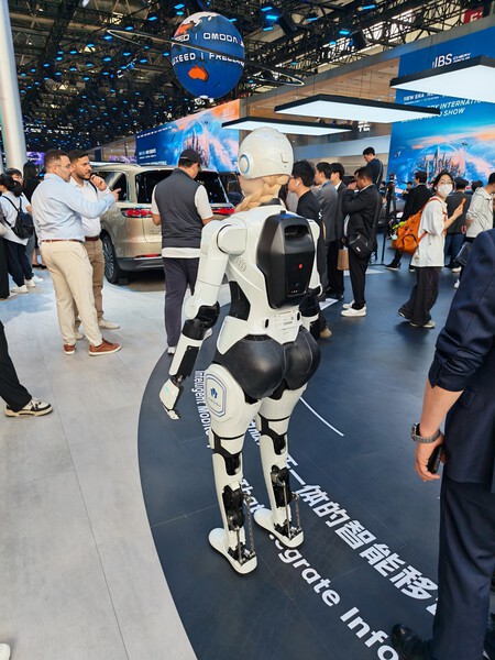 El robot por detrás | Imagen: Xataka