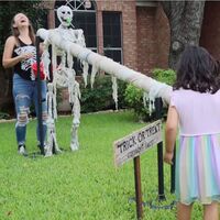 Un tobogán para lanzar caramelos en Halloween: unos padres nos explican cómo fabricarlo y así mantener la distancia de seguridad