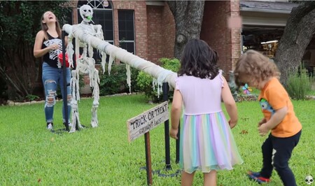 Un tobogán para lanzar caramelos en Halloween: unos padres nos explican cómo fabricarlo y así mantener la distancia de seguridad