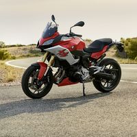 Las BMW F 900 R y F 900 XR ya tienen precio: gama media de 105 CV desde 8.995 euros con versiones para el carnet A2