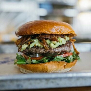 Para la cena de hoy no dejo pasar el Día de la Hamburguesa preparando esta deliciosa receta al estilo Tex-Mex con guacamole 