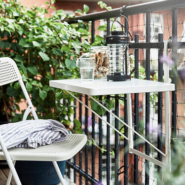 Con esta mesa de Ikea podremos aprovechar al máximo el balcón: se instala sin taladros y plegada no ocupa espacio