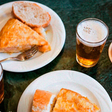 Si pides una cerveza en un bar, lo más probable es que ya nunca te den una caña. Facua avisa de que está desapareciendo para cobrar de más