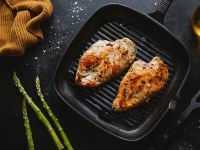 El ingrediente que necesitas para hacer mejores pechugas está ya en tu nevera, pero nunca se nos ocurrió usarlo en el pollo 