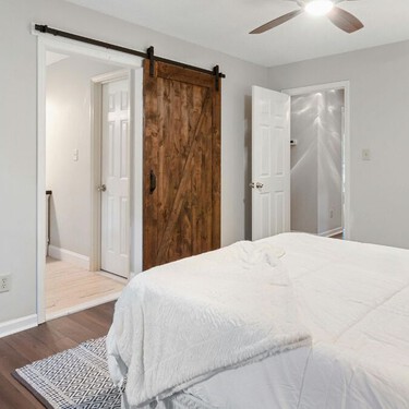 La puerta estilo granja: el secreto para que tu casa se vea de Pinterest y con más espacio