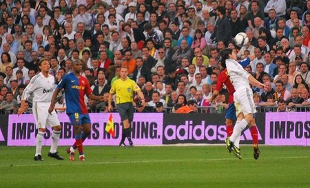 Cuando un equipo de fútbol de primera división pierde la categoría, se juega mucho más que el honor deportivo