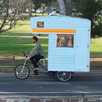 La autocaravana más estúpida del mundo la construyeron estos dos hermanos sobre una bici. "Tardamos siete horas en hacer 10 km"