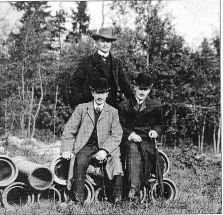 Los fundadores de Kreuger & Toll, Paul Toll (de pie), Henrik Kreüger (a la izquierda) e Ivar Kreuger