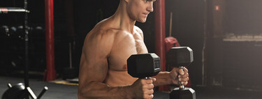 Qué es el curl de bíceps martillo y en qué se diferencia del tradicional 