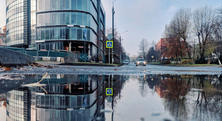 Balsa de agua en carretera