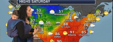 Una madre lleva a su hijo al trabajo para acompañarla mientras da el clima y así promover el porteo