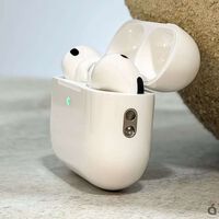 "Las referencias ya aparecen dentro del código iOS 27". Gurman vuelve a filtrar unos AirPods con cámaras para el mes que viene 