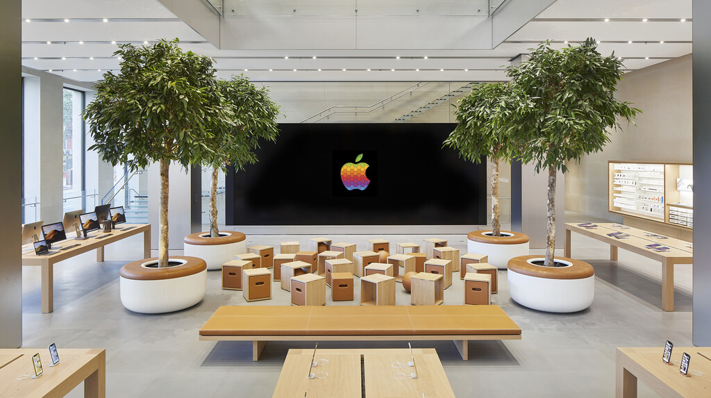 Apple lleva desde San Valentín ocultando el interior de su tienda de Barcelona. Ya hay fecha para salir de dudas sobre el secreto que guardan estas obras