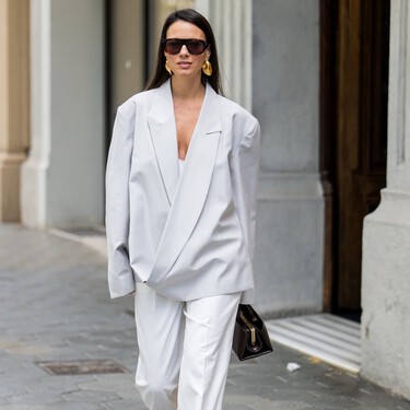 Cómo combinar sin fallar pantalones palazzo blancos y zapatos de tacón de colores este verano 2026 