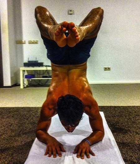 Adivina quién... luce piernas y espaldacas con la excusa de "hacer yoga"