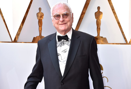 La camisa de James Ivory en los Oscars con la cara de Timotheé Chalamet ahora podrá ser tuya