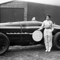 Kay Petre: la mujer que domó a las bestias indomables y rompió las barreras del automovilismo de los años 30  