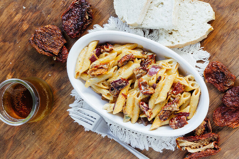 Pasta picante con jitomate deshidratado. Receta fácil de comida italiana