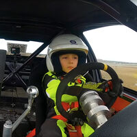Un BMW, un circuito y un piloto de 8 años. Este niño ya derrapa como un profesional del drifting