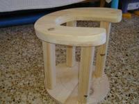 Un artesano de Teruel hace sillas de parto de madera