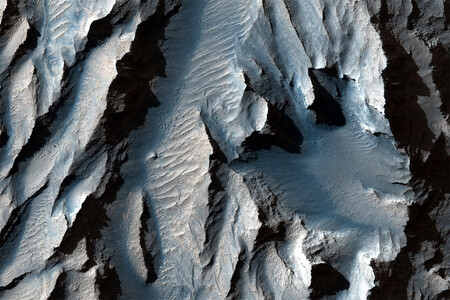 El sistema HiRISE nos da una vista al cañón más grande de nuestro sistema solar