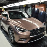 El primer Infiniti Q30 sale de la línea de producción