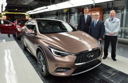 El primer Infiniti Q30 sale de la línea de producción