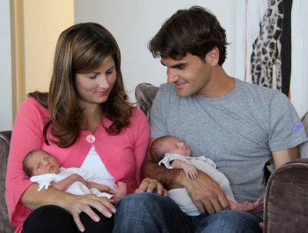 Roger Federer presenta a sus mellizas a través de Facebook