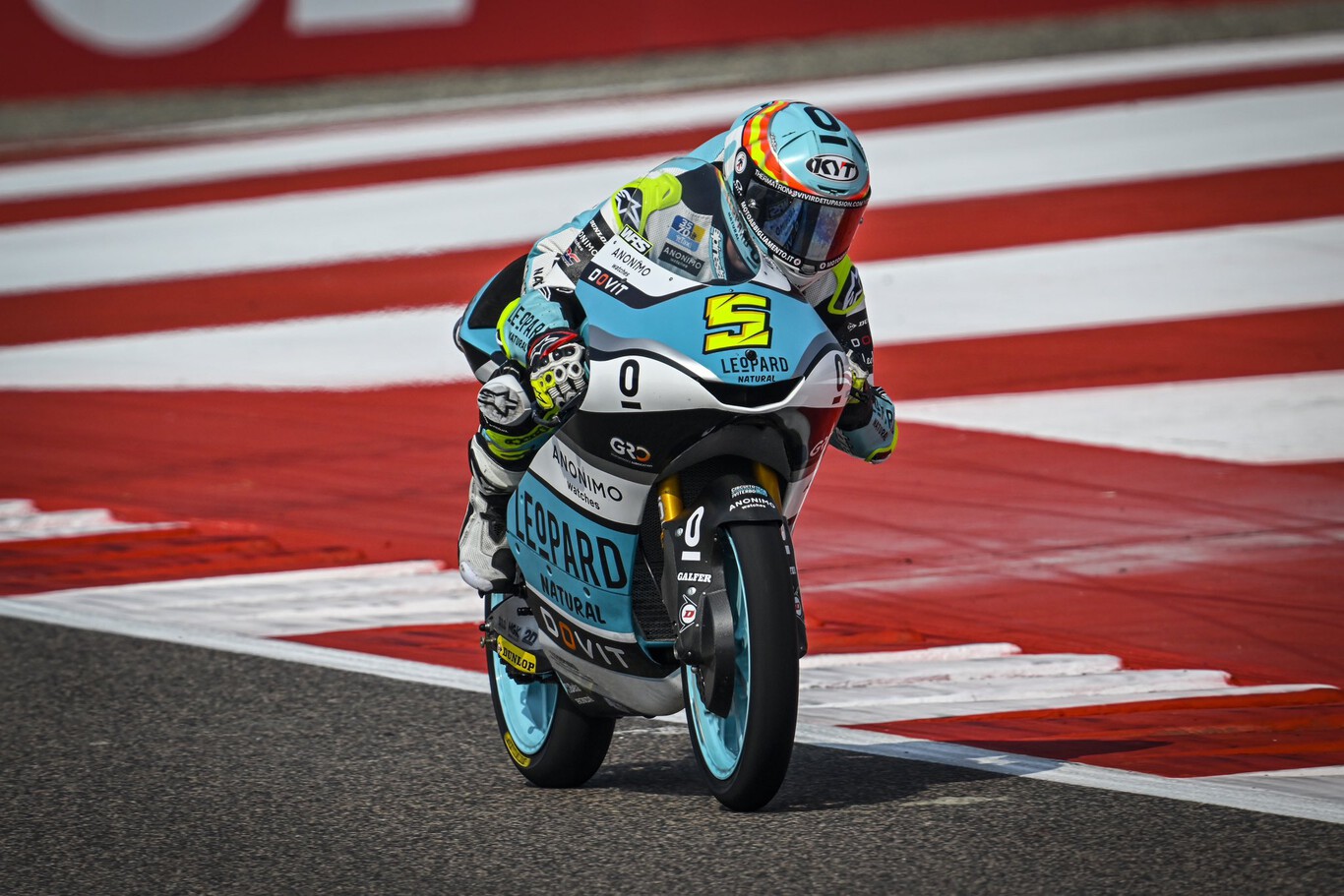 Jaume Masià arrasa en el estreno de la India pero Daniel Holgado se mantiene al frente de Moto3 por la mínima