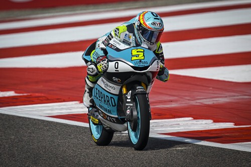Jaume Masià arrasa en el estreno de la India pero Daniel Holgado se mantiene al frente de Moto3 por la mínima